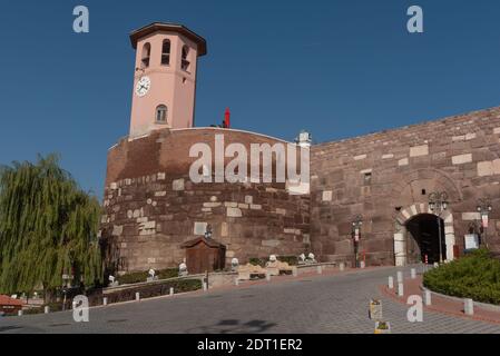 Ankara, Turchia. 17 novembre 2020 la torre dell'orologio e la porta principale per il Castello di Ankara nella capitale turca. Foto Stock