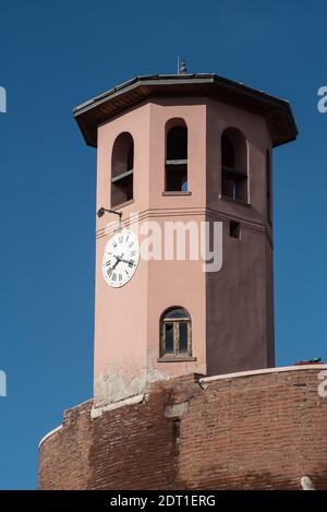 Ankara, Turchia. 25 Novembre 2020 la Torre dell'Orologio all'ingresso del Castello di Ankara nella capitale turca. Foto Stock