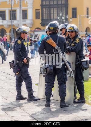 Lima, Perù - 26 settembre 2019: Poliziotti in caschi con armi per le strade di Lima. Policia. America del Sud. Foto Stock