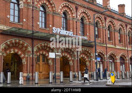 Vista esterna dell'ingresso del terminal Eurostar alla stazione ferroviaria internazionale di St Pancras a Londra. Foto Stock