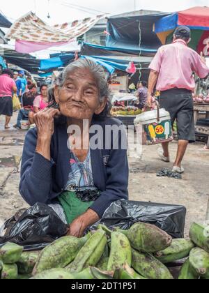 Iquitos, Perù- Mar 27, 2018: Ritratto di una donna con una pelle rossa la vendita delle banane sul mercato Belen, giungla amazzonica. Sud America. Amazonia. Foto Stock