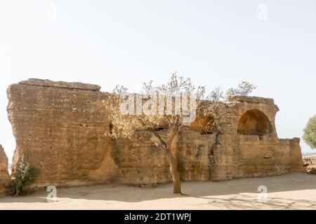 Tombe arcosolium scolpite da una cresta di pietra per le prime sepolture cristiane sono state trovate nell'antica città di Akragas alla Valle dei Templi. Foto Stock