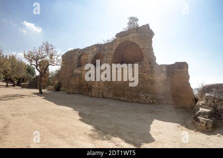 Tombe arcosolium scolpite da una cresta di pietra per le prime sepolture cristiane sono state trovate nell'antica città di Akragas alla Valle dei Templi. Foto Stock