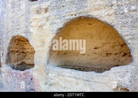 Tombe arcosolium scolpite da una cresta di pietra per le prime sepolture cristiane sono state trovate nell'antica città di Akragas alla Valle dei Templi. Foto Stock