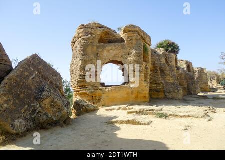 Tombe arcosolium scolpite da una cresta di pietra per le prime sepolture cristiane sono state trovate nell'antica città di Akragas alla Valle dei Templi. Foto Stock