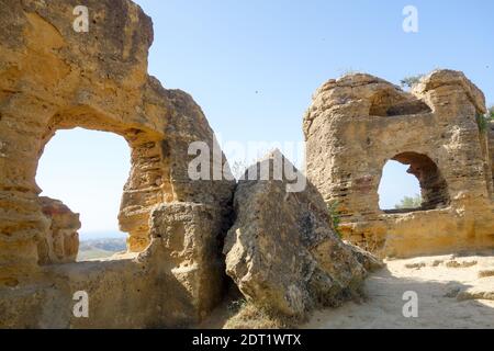 Tombe arcosolium scolpite da una cresta di pietra per le prime sepolture cristiane sono state trovate nell'antica città di Akragas alla Valle dei Templi. Foto Stock