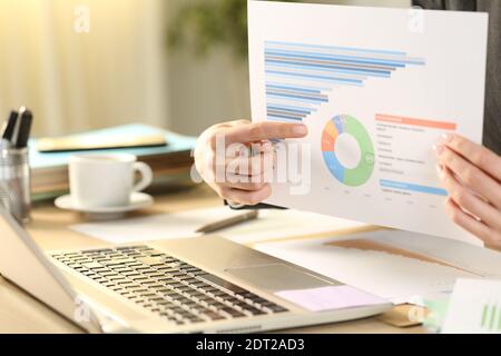 Primo piano di una mano telelavoratore che mostra la mappa sul video chiama utilizzando il computer portatile in ufficio Foto Stock