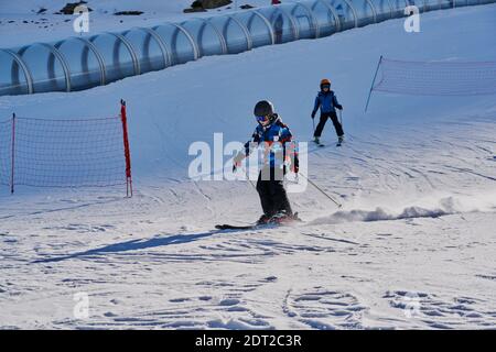 Bambini sciare a Formigal, Spagna Foto Stock