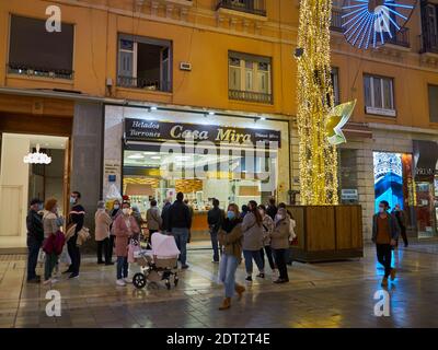 Il famoso gelato e torrone negozio Casa Mira in via Larios, Malaga, Andalusia, Spagna. Foto Stock