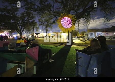 New Orleans, Stati Uniti. 20 dicembre 2020. La gente guarda un'installazione illuminata durante LUNA Fete a New Orleans, Louisiana, Stati Uniti, il 20 dicembre 2020. Credit: LAN Wei/Xinhua/Alamy Live News Foto Stock