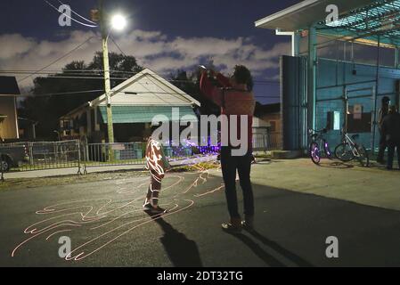 New Orleans, Stati Uniti. 20 dicembre 2020. Un uomo scatta foto di un bambino durante LUNA Fete a New Orleans, Louisiana, Stati Uniti, il 20 dicembre 2020. Credit: LAN Wei/Xinhua/Alamy Live News Foto Stock