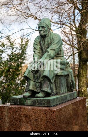 Statua del poeta orale Izhoriano Larin Paraske di Alpo Sailo (1936) nel parco di Hakasalmi, Helsinki, Finlandia Foto Stock