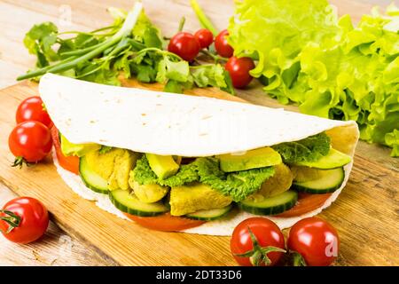 Pollo farcito shawarma tortilla tacos avvolge doner kebab sandwich giros fast food con verdure Foto Stock