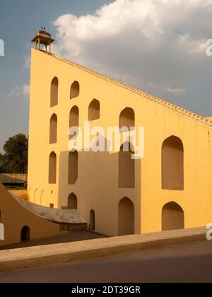 JAIPUR, INDIA - 21 MARZO 2019: scale a baldacchino sulla più grande meridiana del mondo a jantar matar a jaipur Foto Stock