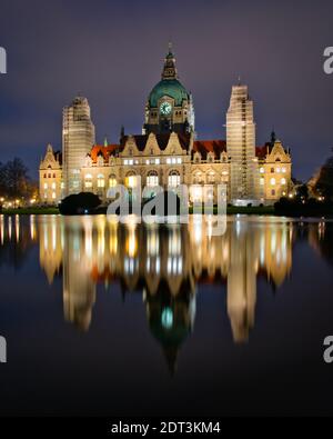 Nuovo Municipio (Neues Rathaus) con un riflesso dell'edificio nel lago preso di notte con una lunga esposizione, Hannover, bassa Sassonia, Germania Foto Stock