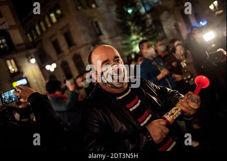 Barcellona, Spagna. 21 Dic 2020. A Barcellona la gente partecipa a una protesta di lavoratori di bar e ristoranti e proprietari contro la decisione del governo regionale catalano di reimporre misure restrittive per rallentare la diffusione del coronavirus terza ondata. Credit: Jordi Boixareu/Alamy Live News Foto Stock