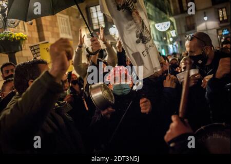 Barcellona, Spagna. 21 Dic 2020. A Barcellona la gente partecipa a una protesta di lavoratori di bar e ristoranti e proprietari contro la decisione del governo regionale catalano di reimporre misure restrittive per rallentare la diffusione del coronavirus terza ondata. Credit: Jordi Boixareu/Alamy Live News Foto Stock