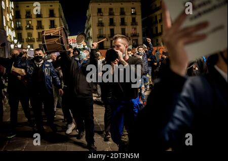 Barcellona, Spagna. 21 Dic 2020. A Barcellona la gente partecipa a una protesta di lavoratori di bar e ristoranti e proprietari contro la decisione del governo regionale catalano di reimporre misure restrittive per rallentare la diffusione del coronavirus terza ondata. Credit: Jordi Boixareu/Alamy Live News Foto Stock