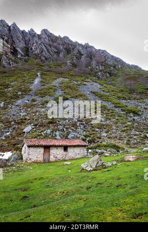 Questa cabina si trova nei pascoli di alta montagna dove la neve minaccia di coprire l'erba fino all'arrivo della primavera. Foto Stock