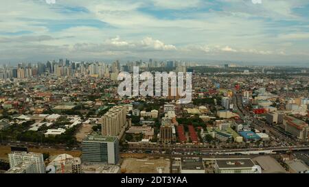 La città di Manila con grattacieli, edifici moderni e di Makati business center, antenna fuco. Travel Vacation concetto. Foto Stock