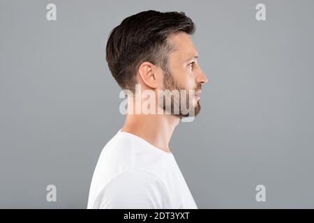 Profilo ritratto dell'uomo di mezza età su sfondo grigio Foto Stock