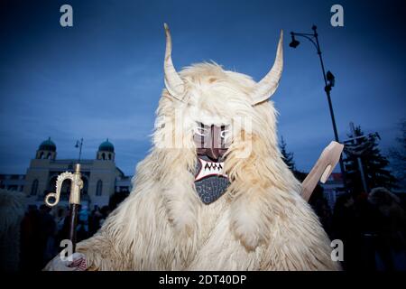 MOHACS, UNGHERIA - FEBBRAIO 12: Persone non identificate in maschera partecipanti al Mohacsi Busojaras, è un carnevale per i saluti di primavera) 12 febbraio, Foto Stock