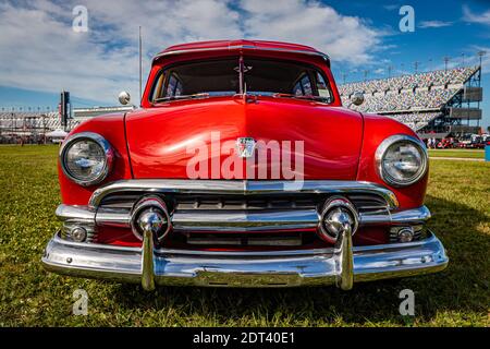 Daytona Beach, FL - 27 novembre 2020: 1951 Ford Woody Country Squire Station Wagon ad una mostra di auto locale. Foto Stock