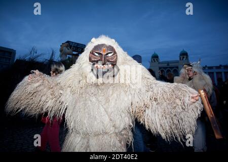 MOHACS, UNGHERIA - FEBBRAIO 12: Persone non identificate in maschera partecipanti al Mohacsi Busojaras, è un carnevale per i saluti di primavera) 12 febbraio, Foto Stock