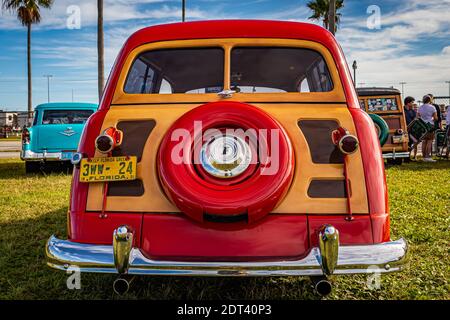 Daytona Beach, FL - 27 novembre 2020: 1951 Ford Woody Country Squire Station Wagon ad una mostra di auto locale. Foto Stock