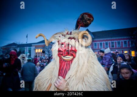 MOHACS, UNGHERIA - FEBBRAIO 12: Persone non identificate in maschera partecipanti al Mohacsi Busojaras, è un carnevale per i saluti di primavera) 12 febbraio, Foto Stock