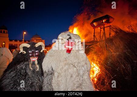 MOHACS, UNGHERIA - FEBBRAIO 12: Persone non identificate in maschera partecipanti al Mohacsi Busojaras, è un carnevale per i saluti di primavera) 12 febbraio, Foto Stock