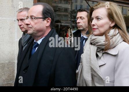 L'ultima edizione del settimanale tabloid Closer presenta sette pagine di rivelazioni e foto sul presunto affare del presidente Hollande con Julie Gayet. La sig.ra Gayet, 41 anni, è un'attrice televisiva e cinematografica apparsa in più di 50 film. Voci del loro rapporto presunto sono circolanti sul Internet per molti mesi. Il presidente francese Francois Hollande dice che sta pensando di citare in giudizio la rivista. File photo : il presidente francese Francois Hollande, affiancato dal suo partner Valerie Trierwieler, cammina per le strade di Tulle, Francia meridionale, il 6 aprile 2013. I critici hanno ro Foto Stock