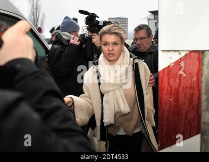 Corinna Schumacher, moglie del pensionato pilota tedesco di Formula uno Michael Schumacher, arriva all'ospedale 'Centre Hospitalier Universitaire' (CHU) di Grenoble, vicino alle Alpi francesi, il 3 gennaio 2014. Secondo l'ospedale di Grenoble, Michael Schumacher, pilota tedesco di Formula uno è ancora in condizioni critiche, dopo essere stato sottoposto ad un intervento chirurgico di emergenza dopo essere stato ricoverato in coma con un trauma cranico a seguito di un incidente di sci a Meribel. Foto di Romain Lafabregue/ABACAPRESS.COM Foto Stock