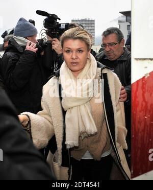 Corinna Schumacher, moglie del pensionato pilota tedesco di Formula uno Michael Schumacher, arriva all'ospedale 'Centre Hospitalier Universitaire' (CHU) di Grenoble, vicino alle Alpi francesi, il 3 gennaio 2014. Secondo l'ospedale di Grenoble, Michael Schumacher, pilota tedesco di Formula uno è ancora in condizioni critiche, dopo essere stato sottoposto ad un intervento chirurgico di emergenza dopo essere stato ricoverato in coma con un trauma cranico a seguito di un incidente di sci a Meribel. Foto di Romain Lafabregue/ABACAPRESS.COM Foto Stock
