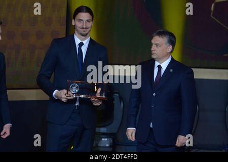 Zlatan Ibrahimovic ha ricevuto il premio Goal of the Year dal primo ministro ungherese Viktor Orban e Julio Alberto durante il gala della palla d'oro FIFA 2013 presso il Congress House di Zurigo, Svizzera, il 13 gennaio 2014. Foto di Henri Szwarc/ABACAPRESS.COM Foto Stock