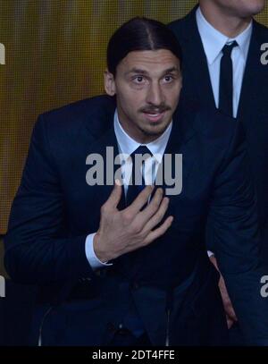 Zlatan Ibrahimovic ha ricevuto il premio Goal of the Year dal primo ministro ungherese Viktor Orban e Julio Alberto durante il gala della palla d'oro FIFA 2013 presso il Congress House di Zurigo, Svizzera, il 13 gennaio 2014. Foto di Henri Szwarc/ABACAPRESS.COM Foto Stock