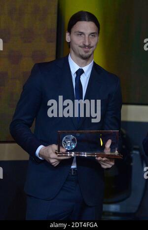 Zlatan Ibrahimovic ha ricevuto il premio Goal of the Year dal primo ministro ungherese Viktor Orban e Julio Alberto durante il gala della palla d'oro FIFA 2013 presso il Congress House di Zurigo, Svizzera, il 13 gennaio 2014. Foto di Henri Szwarc/ABACAPRESS.COM Foto Stock