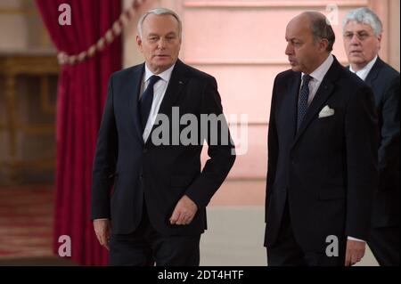 Jean-Marc Ayrault e il Ministro degli Esteri Laurent Fabius arrivano per la conferenza stampa del Presidente Francois Hollande al Palazzo Elysee a Parigi, in Francia, il 14 gennaio 2014. Hollande ha spazzato via le domande su un presunto affare con un'attrice mentre ha annunciato le riforme per alleviare l'onere fiscale sulle imprese, ridurre i costi del lavoro e tagliare la spesa pubblica per rilanciare l'economia stagnante della Francia. Foto di Nicolas Gouhier/ABACAPRESS.COM Foto Stock