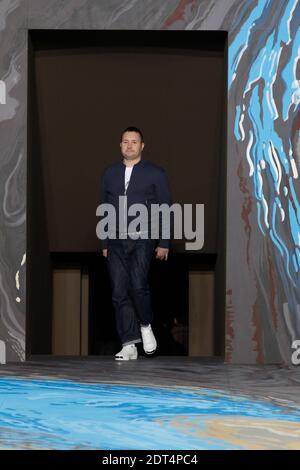 Il designer Kim Jones fa la sua comparsa dopo la presentazione della collezione Louis Vuitton Autunno-Inverno 2014/2015 uomini tenuta a Serre Andre Citroen a Parigi, Francia, il 16 gennaio 2014. Foto di Alain Gil-Gonzalez/ABACAPRESS.COM Foto Stock