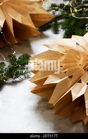 Stelle di Natale di carta fatte da borse di artigianato. Foto Stock