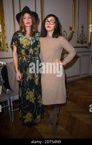 Aurelie Saada (L) e Sylvie Hoarau di Les Brigitte alla sfilata Primavera-Estate 2014 della collezione Haute-Couture di Alexis Mabille che si tiene all'Hotel d'Evreux, a Parigi, Francia, il 20 gennaio 2014. Foto Christophe Guibbaud/ABACAPRESS.COM Foto Stock