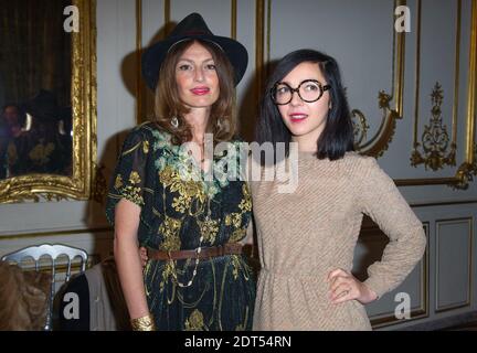 Aurelie Saada (L) e Sylvie Hoarau di Les Brigitte alla sfilata Primavera-Estate 2014 della collezione Haute-Couture di Alexis Mabille che si tiene all'Hotel d'Evreux, a Parigi, Francia, il 20 gennaio 2014. Foto Christophe Guibbaud/ABACAPRESS.COM Foto Stock