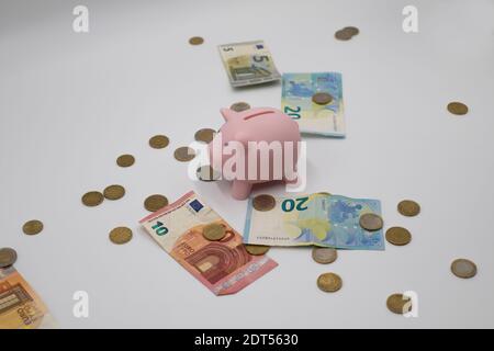 Pioggia di soldi su una banca piggy Foto Stock