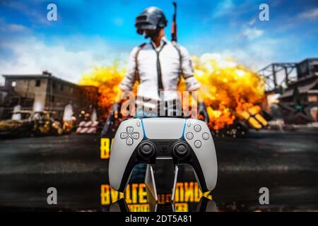 20 dicembre 2020, Odessa, Ucraina. Bianco nuovo gamepad per PlayStation 5 sullo sfondo del gioco PUBG. PlacerunkNOWN'S BATTLEGRS cybersport poste Foto Stock