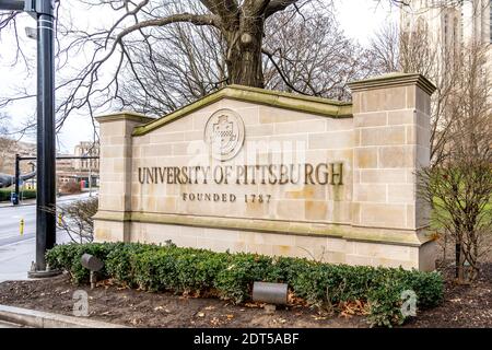 Pittsburgh, Pennsylvania, USA - 11 gennaio 2020: Cartello dell'Università di Pittsburgh (Pitt); Pitt è un'università pubblica di ricerca. Foto Stock