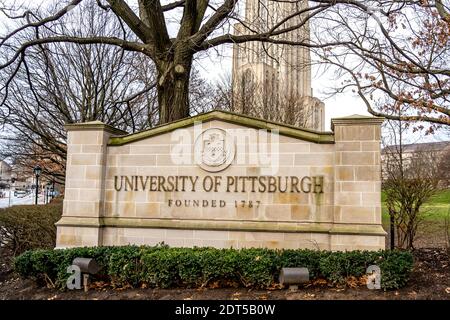 Pittsburgh, Pennsylvania, USA - 11 gennaio 2020: Cartello dell'Università di Pittsburgh (Pitt); Pitt è un'università pubblica di ricerca. Foto Stock