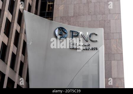 Firma della banca PNC al di fuori della sede della loro società a Pittsburgh, Stati Uniti Foto Stock