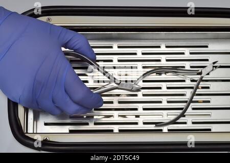 tagliaunghie dopo sterilizzazione con aria calda in autoclave contro batteri e virus Foto Stock