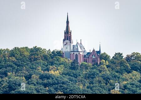 vista sulla cappella di saint rochus dal treno escursionistico alla statua di niederwald a ruedesheim, valle del reno, germania Foto Stock