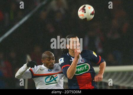 Zlatan Ibrahimovic della PSG che combatte la Souleymane Camara di Montpellier durante la partita di calcio della Coppa di Francia 1/16e, Paris Saint-Germain vs Montpellier HSC al Parc des Princes di Parigi, Francia, il 22 gennaio 2014. Montpellier ha vinto 2-1. Foto di Henri Szwarc/ABACAPRESS.COM Foto Stock